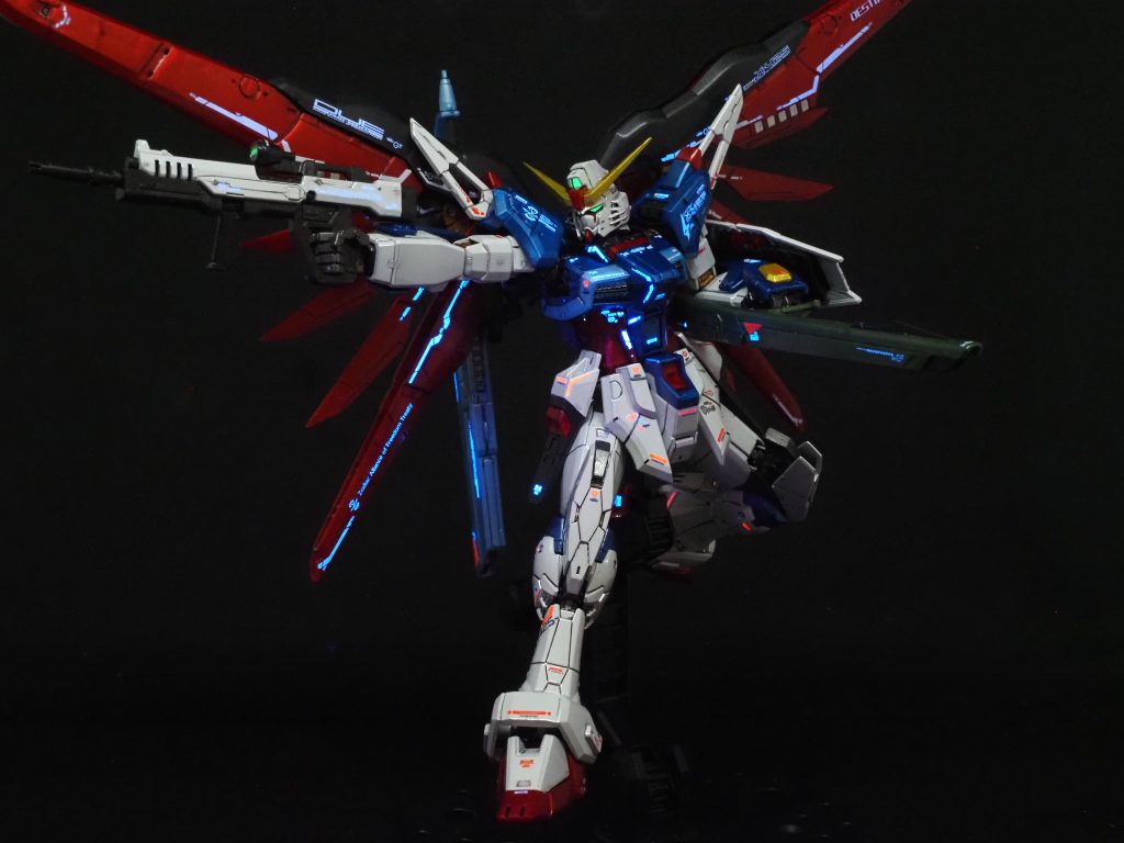 デッカイ背中の武器も構えさせるのに、めっちゃ時間が·····まぁ、手の甲のパーツとか手の甲のパーツとか手の甲のパーツとか、とにかく手の甲のパーツとか、グリップとかグリップとかも、もう外れまくりです。脳内では、もっとカッコよいポーズとか浮かんでたのだけど、諦めました。物理的に可能なんだけども、精神的には無理でした。 それを差し引いても、このキットかっこいいです。いや、SEED系のキットはほぼカッコよいのか?初のSEED系だからわからないですが、きっと全部カッコよいのだろうと、これからもっと作ってみよう。