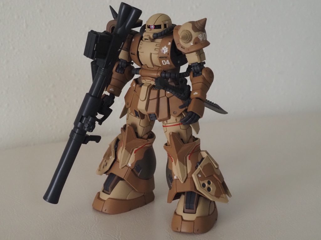 左肩アーマー、両腕、バズーカの合わせ目消し、モノアイをH・アイズにした程度でノーマルのままです。