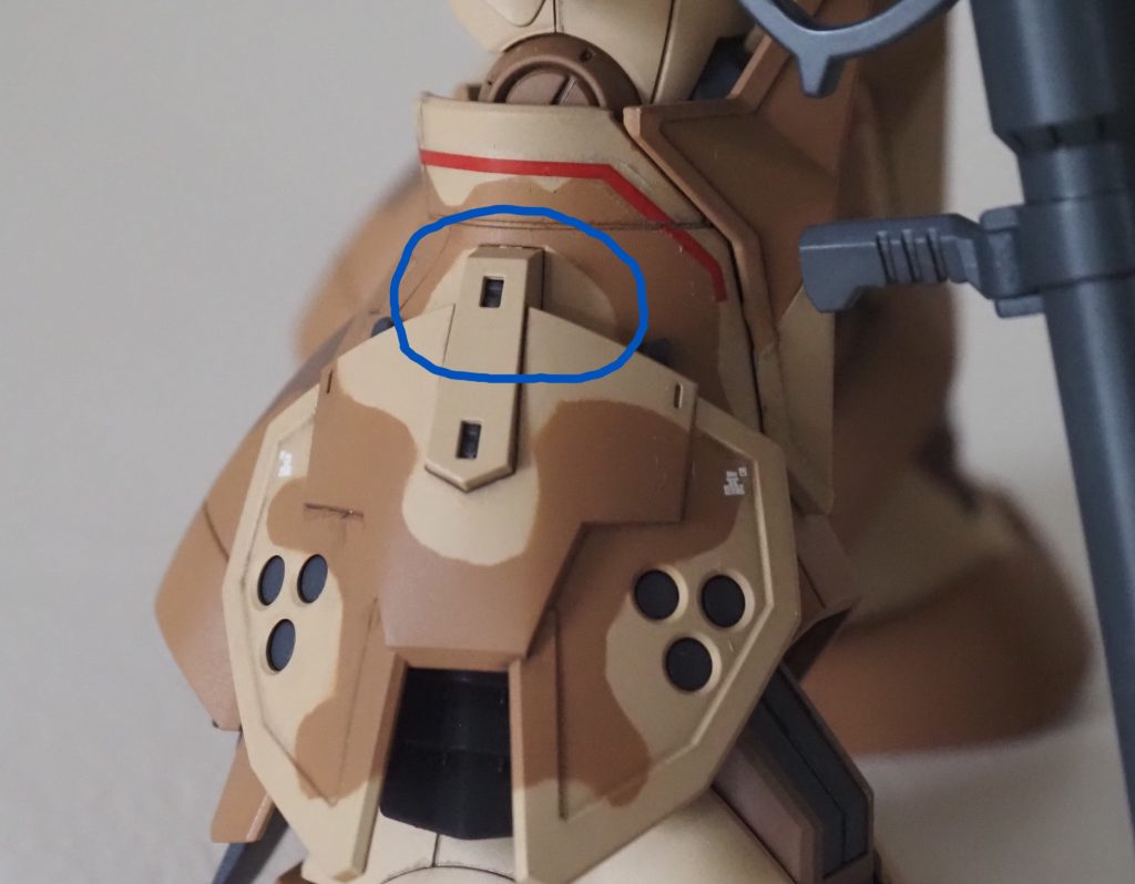 青丸の部分の迷彩模様は、付属の水転写デカールでは省略されていますが、設定画を参考にして塗装で再現してみました。