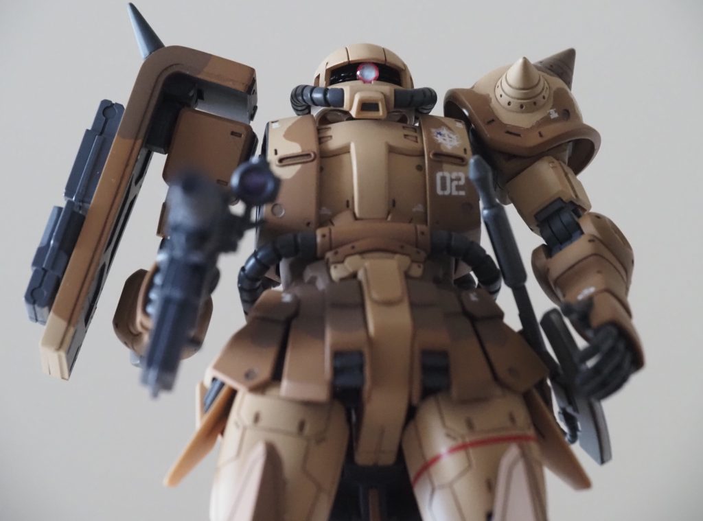 モノアイは、H・アイズの裏からホワイトと蛍光ピンクを塗って、両面テープで貼り付けいます。