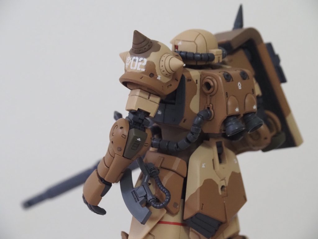 左肩のアーマー合わせ目消し塗装が二度手間となり面倒ですが、この部分の後はめ加工は自信がなかったので、塗装済みのパーツを挟み込んでアーマーを接着→合わせ目消し→マスキング→塗装を行いました。  