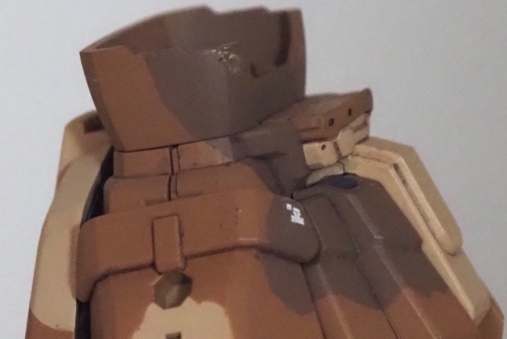 付属の水転写デカールでは再現されていませんが、設定画に従い胴体から腰の部分を茶（腹側）とライト茶（背側）で塗り分けました。