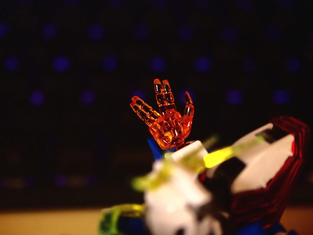 クリアになったハンドパーツです。このクリア感は一昔前にあったカップヌードルのおまけの小さいシャアザクのクリア感に似てますね、懐かしいです。全体がクリアプラなので取り扱いには注意したいですね。