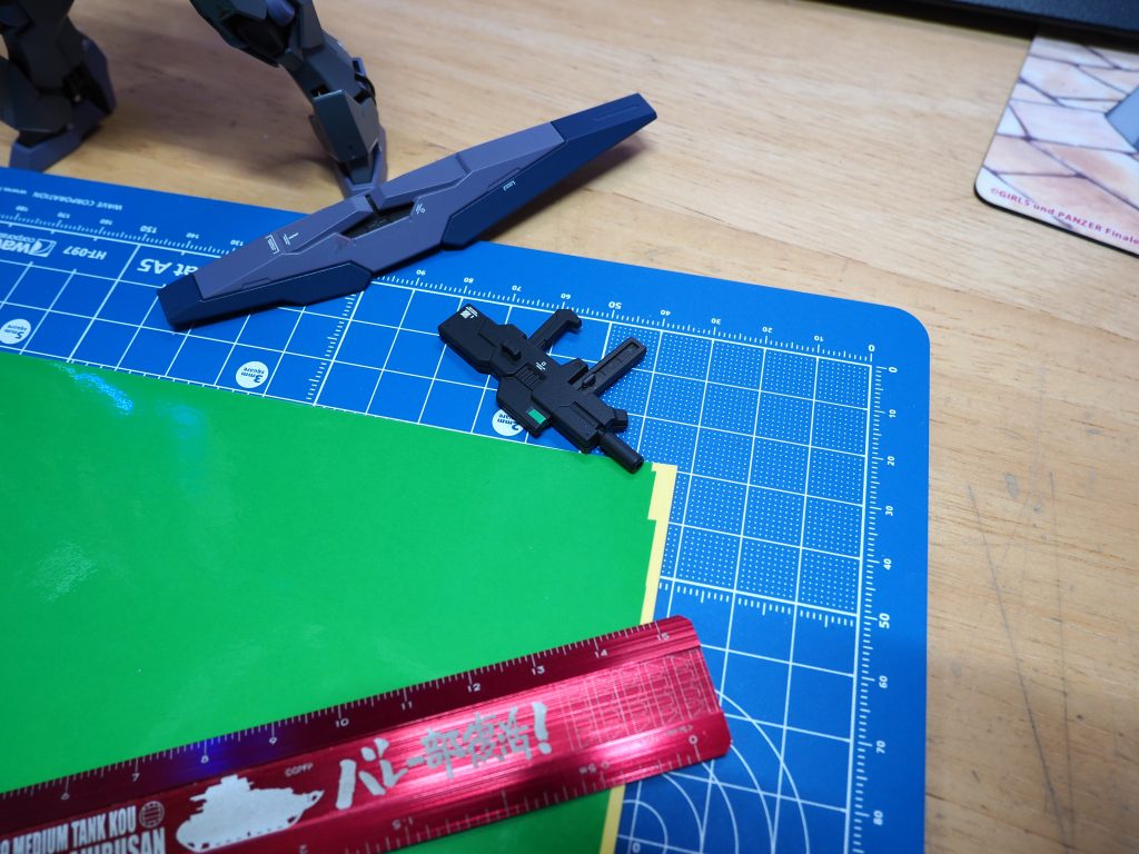 ビームカービンの上部センサー的な部分はスーパージュラルミンで塗り分けた上にクリアーグリーンのフィニッシュシートをを貼り付け。