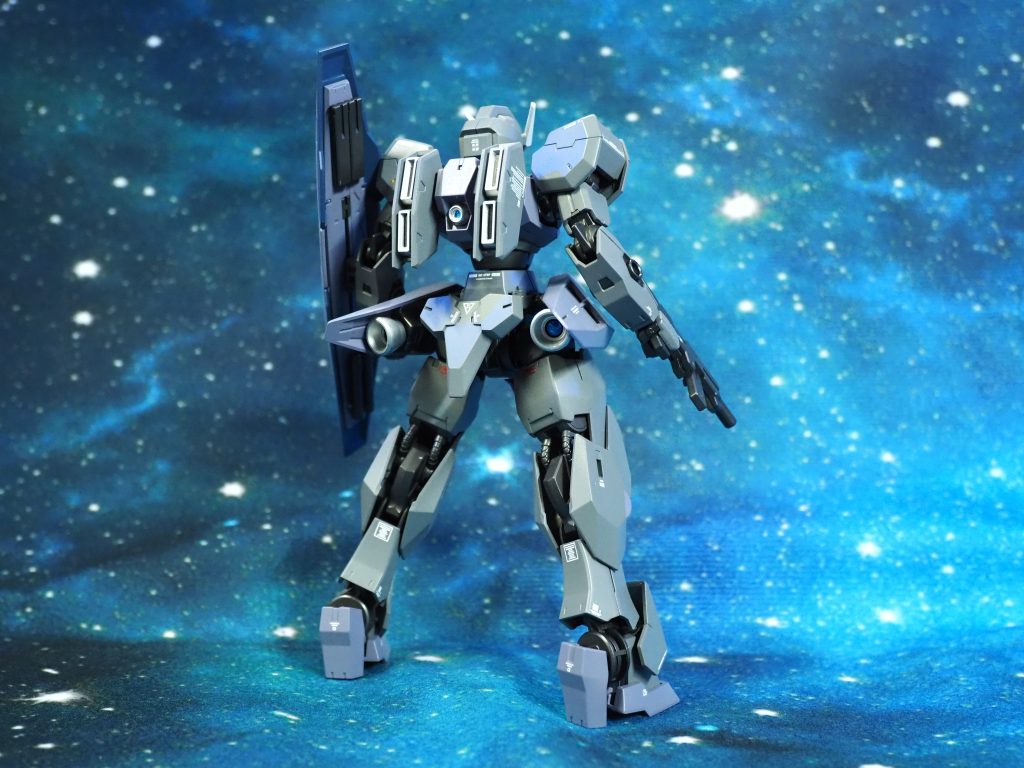 斜め後ろ。推進器の中の丸には円形メタリックシールを貼っています。一部凹ディテールにはつや消しブラックやゴールドのフィニッシュシートを切り貼り