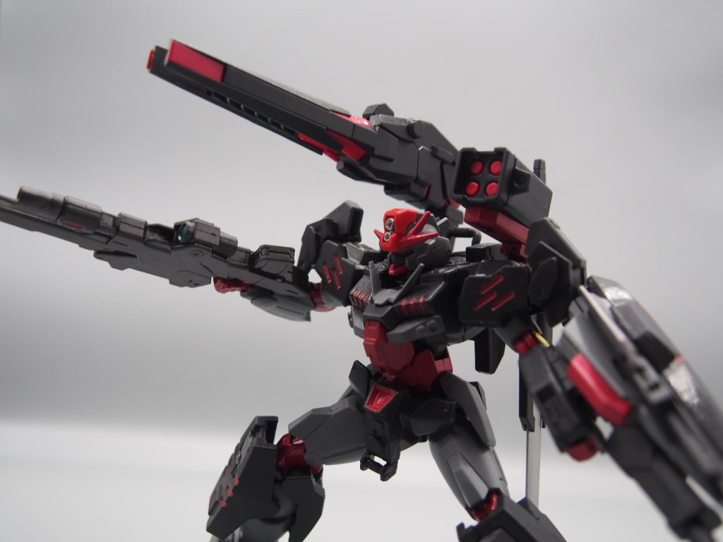 GNBS(GNビームスマートガン)追加武装バンシィのアームドアーマーBSを流用し、火力上昇に加え本家同様湾曲するビームを発射可能なお一部サイコフレームを流用しているため一時的かつ限定的ながらNT-Dを使用可能