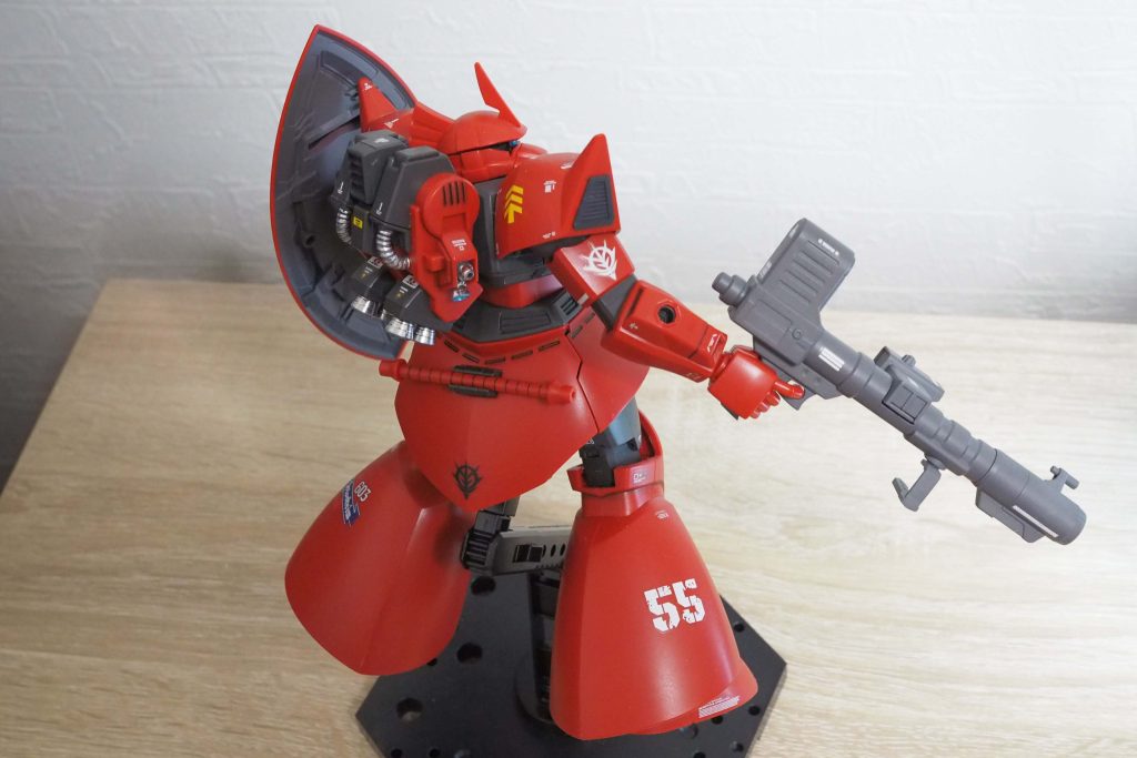 基本的に成形色、バックパックの一部とシールド裏、ロケットランチャーはガンダムマーカーを使用してます。