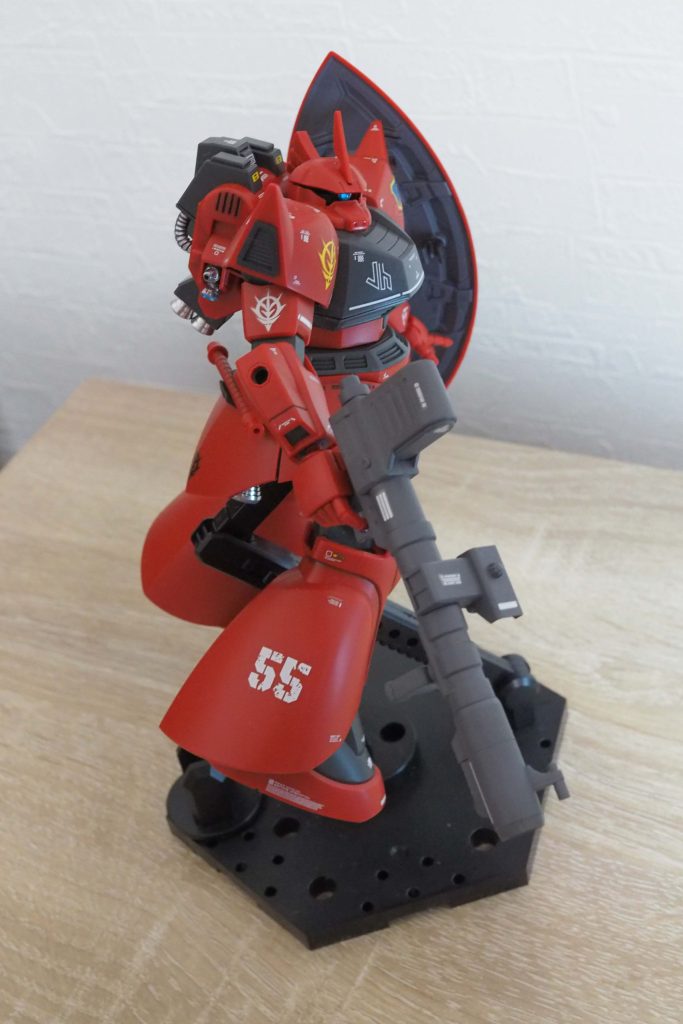 モノアイはレジンを使用。光の当て方でボワっと光っているのが良いです。肩部分にスラスターを追加。これ、面倒ですが、やるとかっこよさが全然違いますね。