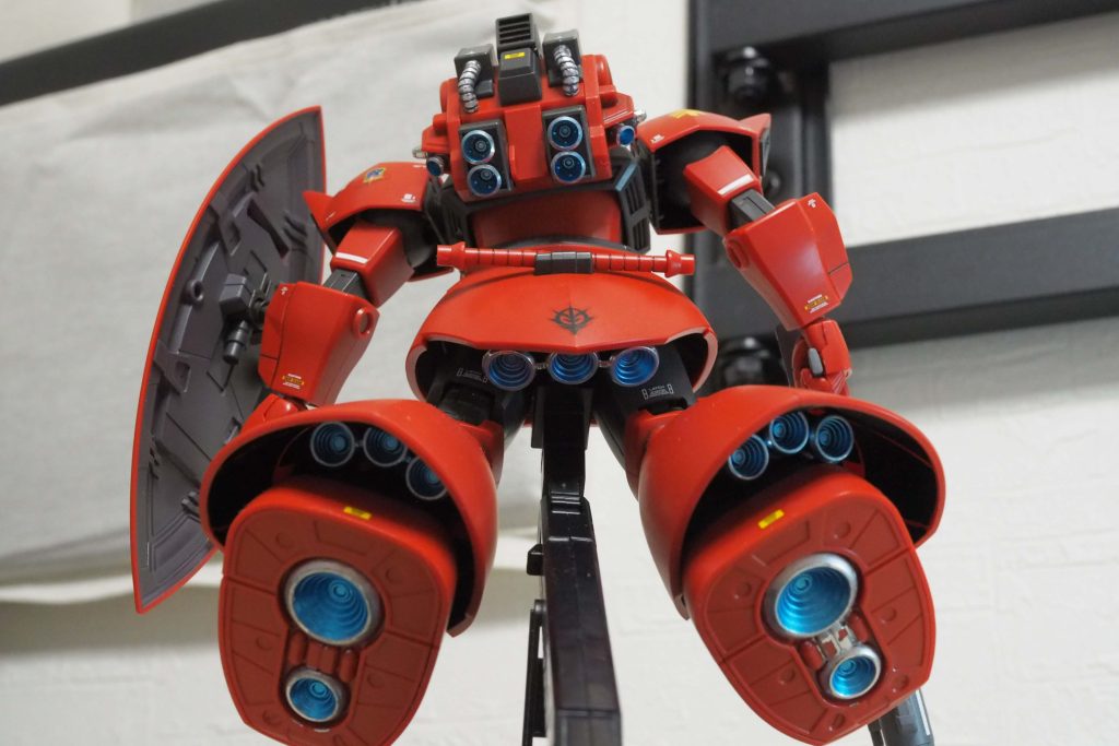 スラスターは、最近お気に入りのガンダムマーカー重ね吹き・ガンダムメッキシルバー・乾燥後スラスター内にシャインシルバー吹付け・乾燥後さらにメタリックブルーを吹き付け・乾燥後、縁部分にガンダムメッキシルバーをちょんちょんと塗布