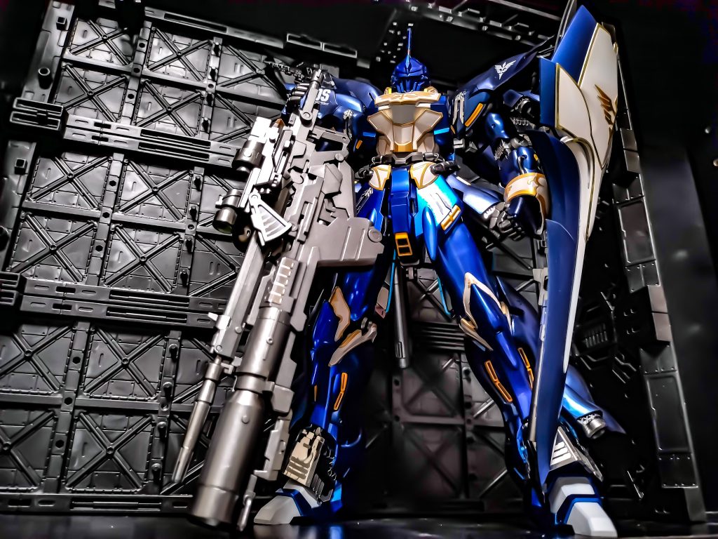 青い外装はサフののち、藍・・・ガイアExブラック→クレオスクリスタルカラーサファイアブルー3層青・・・ガイアExシルバー→ガイアクリアブルー    ガイアExシルバー→クレオスディープクリアブルー    タミヤマイカブルーで、部位ごとに色を変えています。最終的に、つやありではこればっかり使っていますが、ボーンペイント フルグロスクリア で仕上げています。