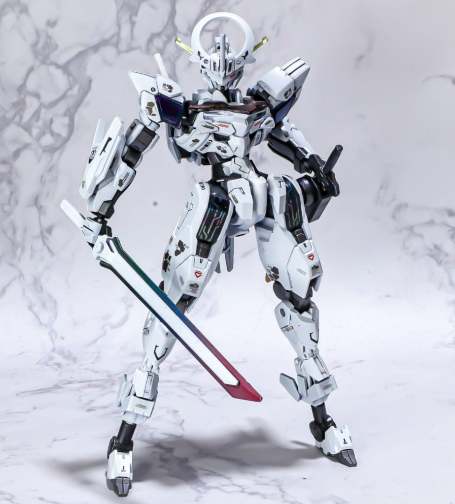 バックパックを外し、装備を変えてサムライの様な形にも。少しデカールを追加しました！