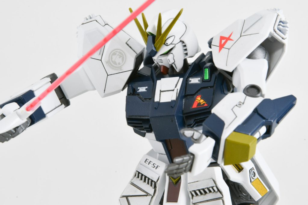 胸部、胸部ダクト、肩、フロントスカートにプラ板で加工加えてます。