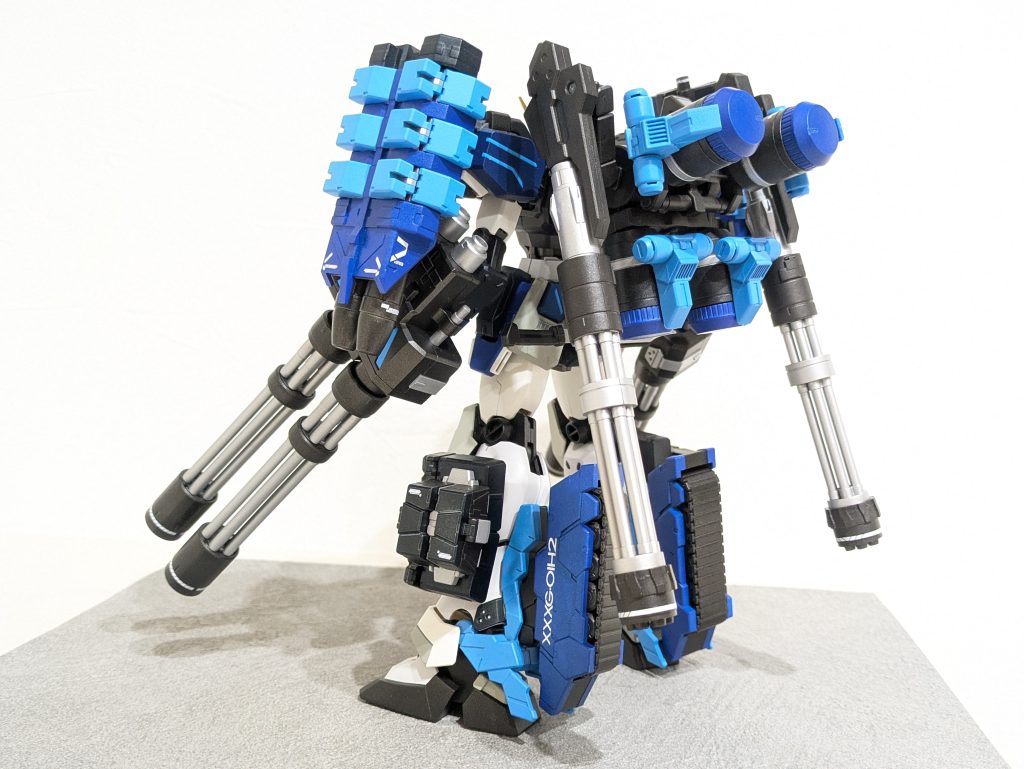 両肩に大型ミサイル×4腰部にアーミーナイフを装備