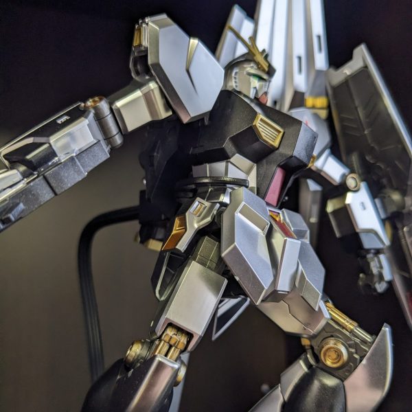 「νガンダムは　伊達じゃない！！」　　νガンダム　メタリックコーティングバージョン