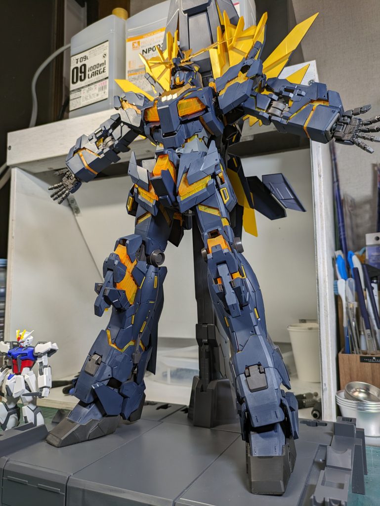塗装前、市販のオレンジサイコフレームのバンシィです