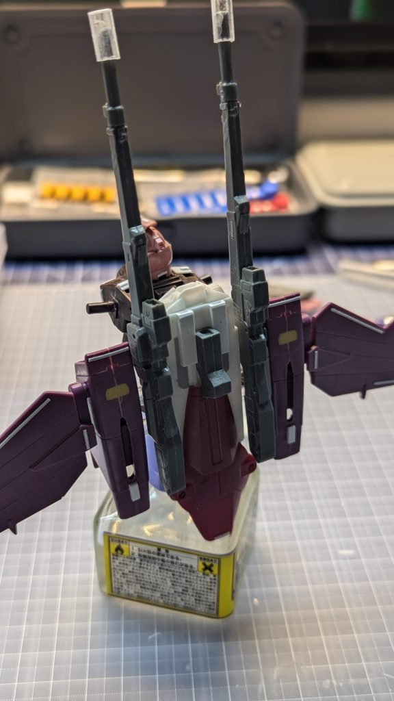 苦戦したバックパックです。センターの基部をプラ材とジャンクパーツでミキシングしてます。工作精度が低く、実際には直視できないレベルです。表面処理を作業工程の合間に重ねながら進めればと後悔。