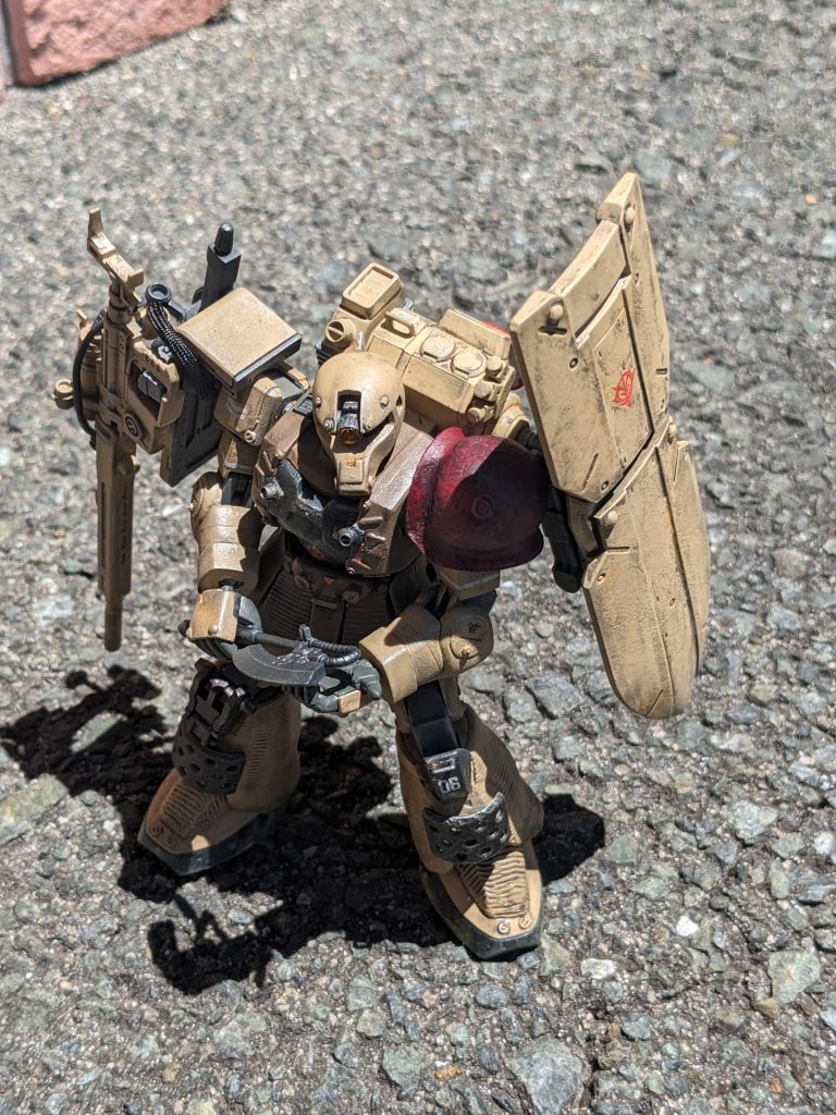 左側の大盾はオデッサ作戦において追加されたこの機体最後の改造である。本来スナイパーの機動力を奪うことは致命につながるが、オデッサ作戦は防御がわであり、ジオンも一年戦争の分水嶺であるということはわかっていたため、不退転の意思もこめてケイン自身が搭載を希望した。