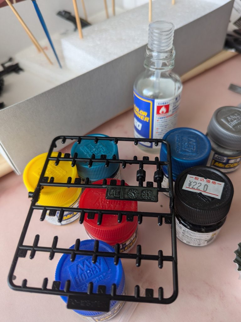 今回使うカラーはこんな感じで！いったんバラして、部分的に接着して筆塗りします。