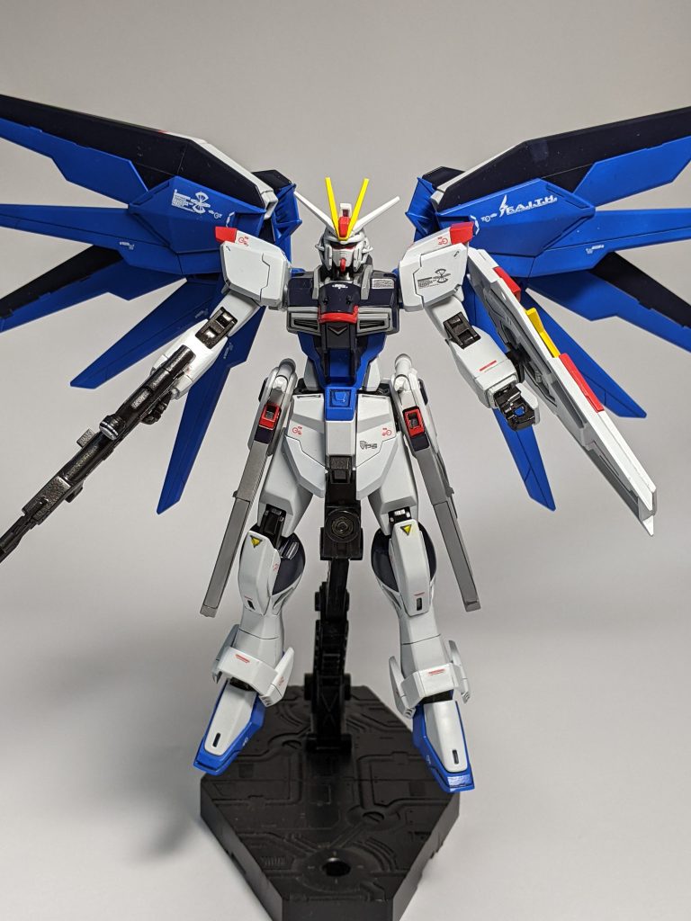 前腕部、フェイス部分を後はめ加工して全塗装。RGインパルスのデカールを貼っています。