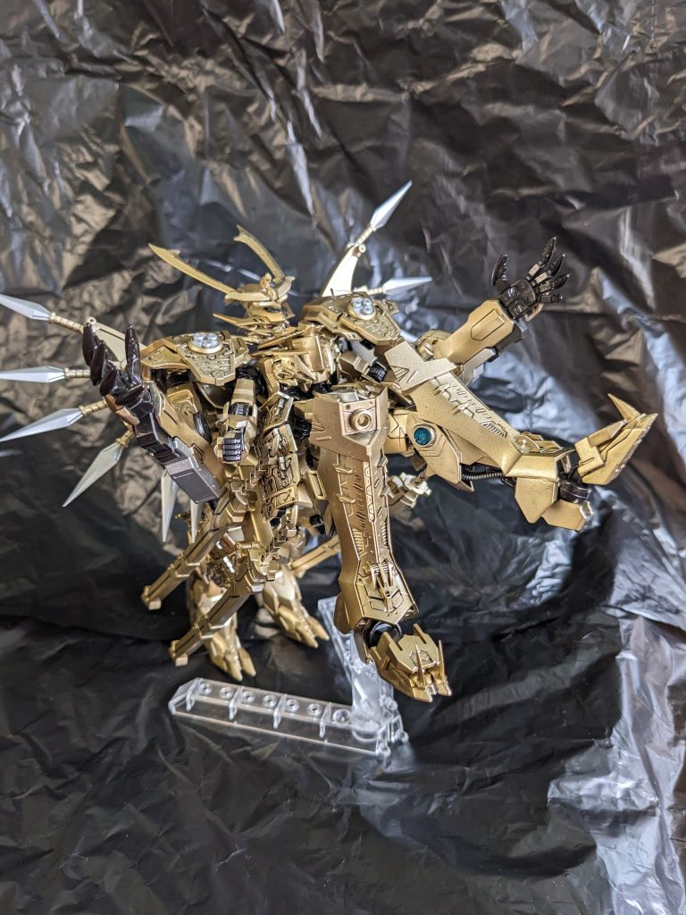 考古学者が苦労して神社と村の歴史を調べた結果、その発端に黄金の半獣神の存在があったということが分かった。端的に言うと昔、空から鳥のような形をした悪心が降臨、田畑を焼き、人を殺し、眷属を作り出して悪行の限りを尽くした。