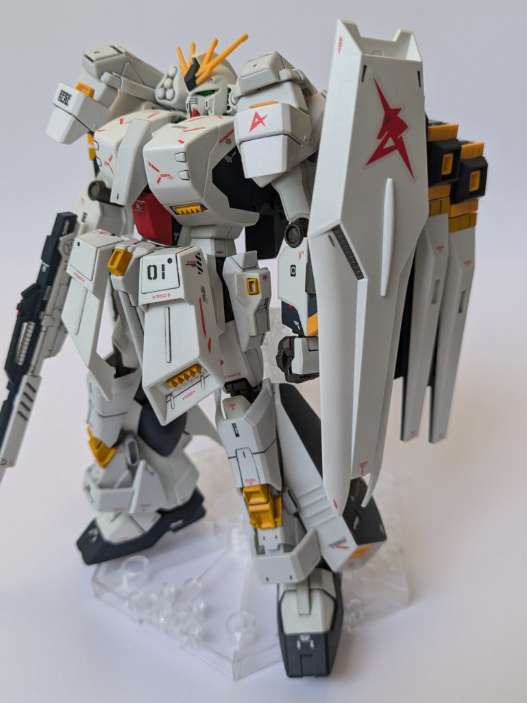 νガンダムに追加装甲を取付け対弾性を向上させ、追加装甲自体にスラスターを増設し機動性の低下を抑制している。この追加装甲は任意のパージか可能となっている。