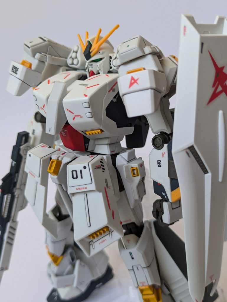 肩と腰と脛に追加装甲胸部アーマーに更にも装甲を追加レッドチップやグリーンチップ等を各所に貼り付け