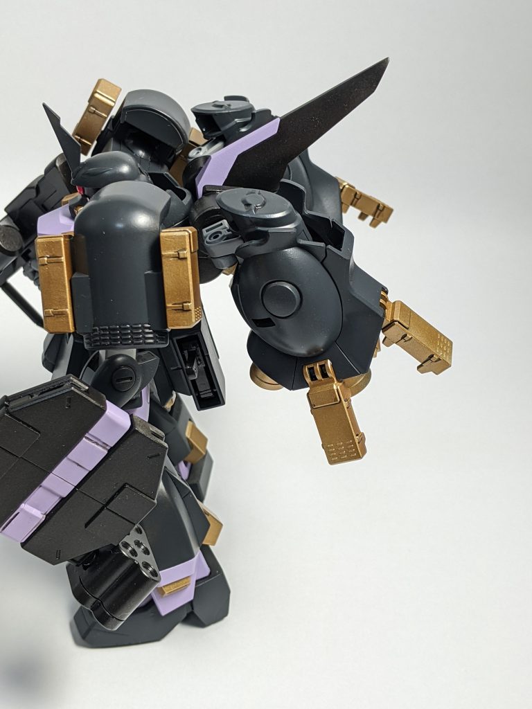 背中には高出力のブースターを装備。重武装で敵陣に突撃するのがコンセプトです。