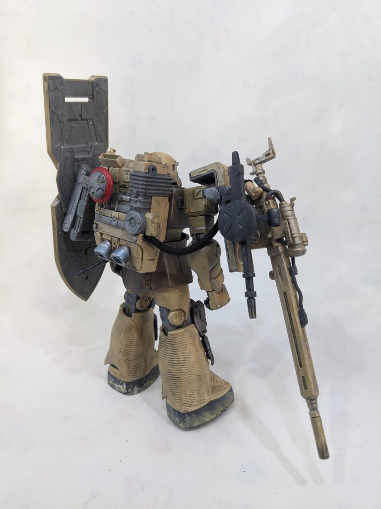 脚部には対吸着地雷対策としてツィンメリット・コーティングが施され、右肩には戦死した戦友のザクから引き継いだシールドを搭載している。スナイパーライフルが弾切れになった時にも継戦できる様に予備武器としてマシンガンとヒートホークは常備していた。