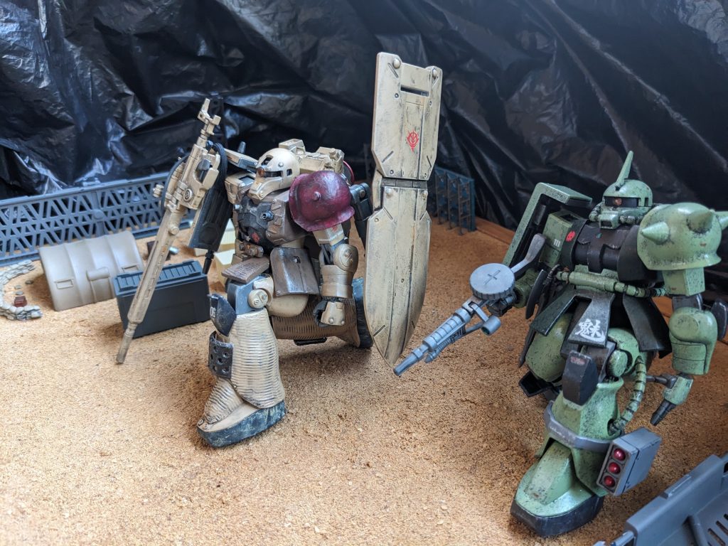 大盾はケインとザクスナイパーをよく守ったものの、連邦の物量戦にはかなわず、ケインは仲間とともにオデッサから敗走することとなる。