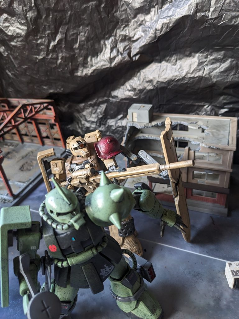 その後、ケインはHLVで宇宙に逃げる友軍を援護しつつ奮闘したものの、ジムからの集中砲火を受けて機体が大破した。しかし大盾のおかげでコックピットは奇跡的に無傷、連邦軍の捕虜となり終戦を迎える。