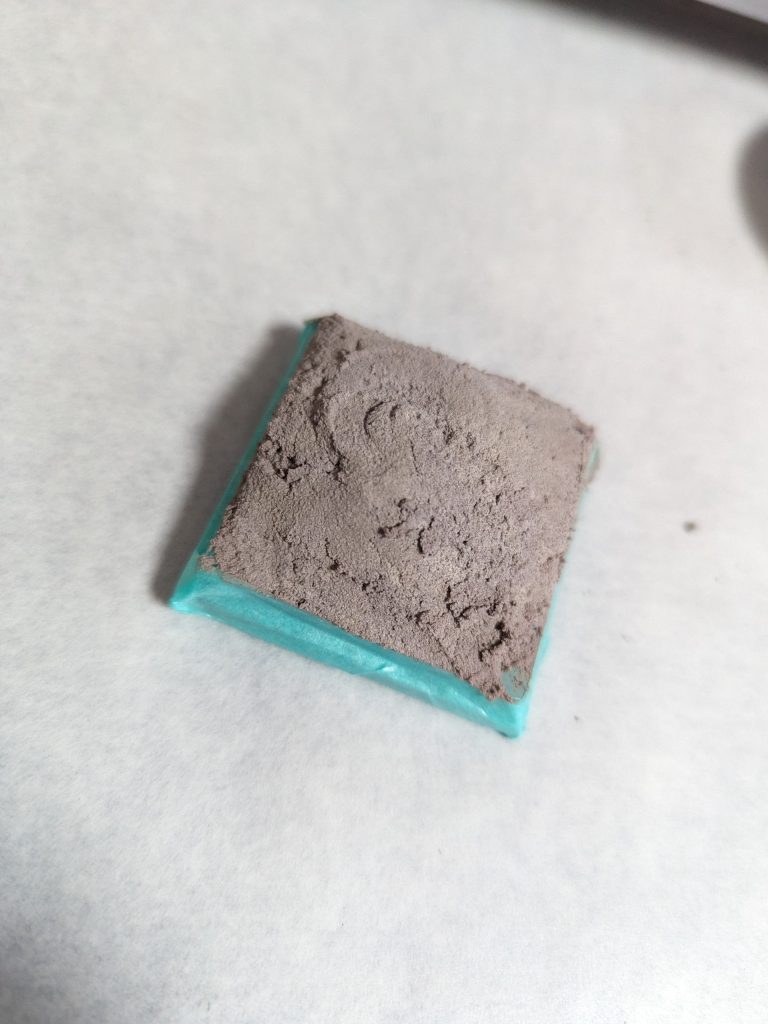 これに土台となる生地を作り盛ります。盛った素材が乾いたあとに地面っぽく茶色と緑を混ぜたパウダーを乗せて地面を作りました。