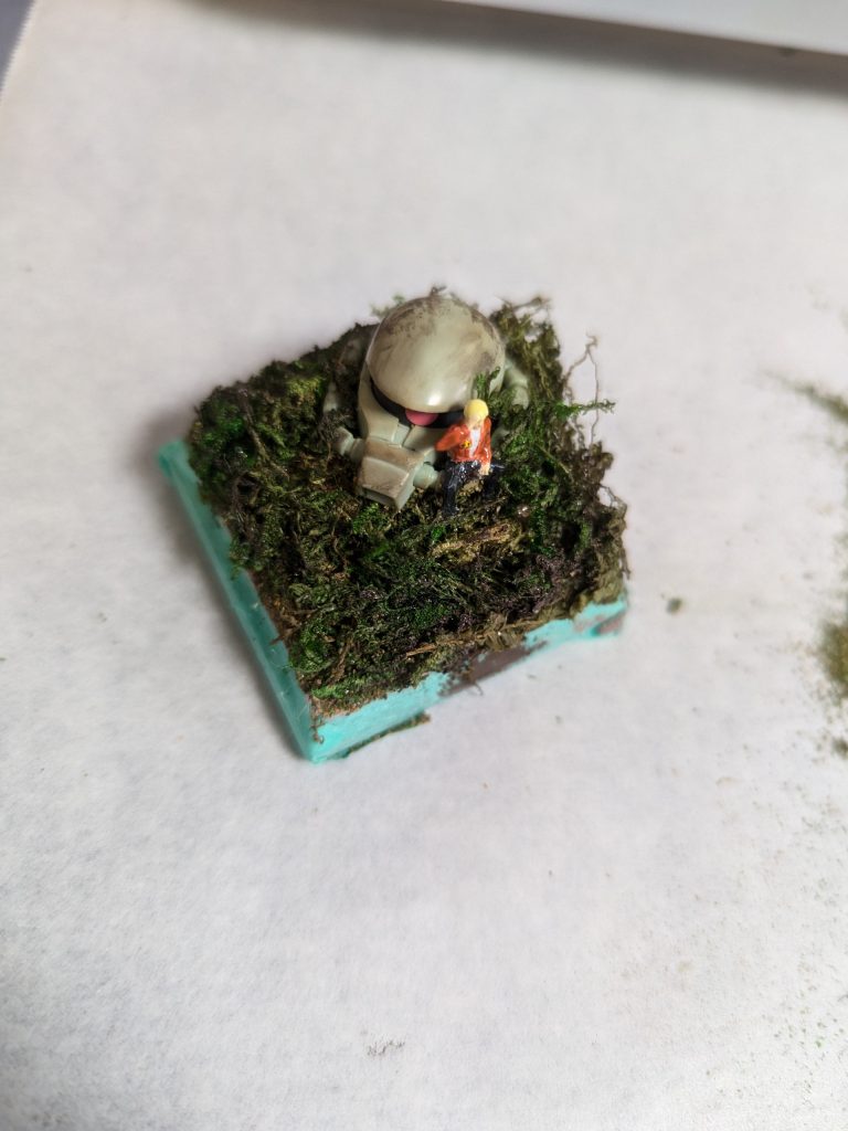 塗装したザクの頭とバーニィを接着し、さらに茶色と緑をメインにモスを盛りました。