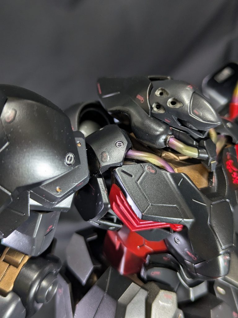 スジ彫りとメタルパーツは控え目にしました。