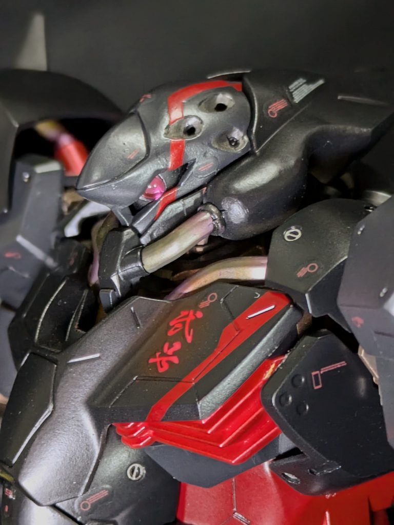 バルカン部分を掘下げ穴あけ、モノアイをツリ目に加工