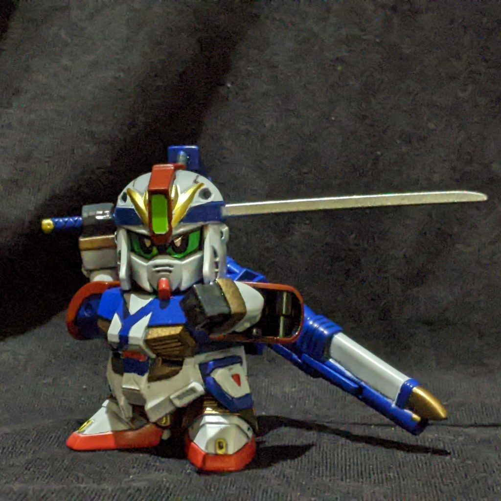 烈空頑駄無は無改造で腕が可動するので、カッコイイポーズが取りやすく、当時の私は「スゲー！！腕が動く！！」って感動しました。また軽装タイプでのチョンマゲ姿がイケイケで中々のイケメンです（俳優の山田裕◯に似てるような……）undam-kao3)ど