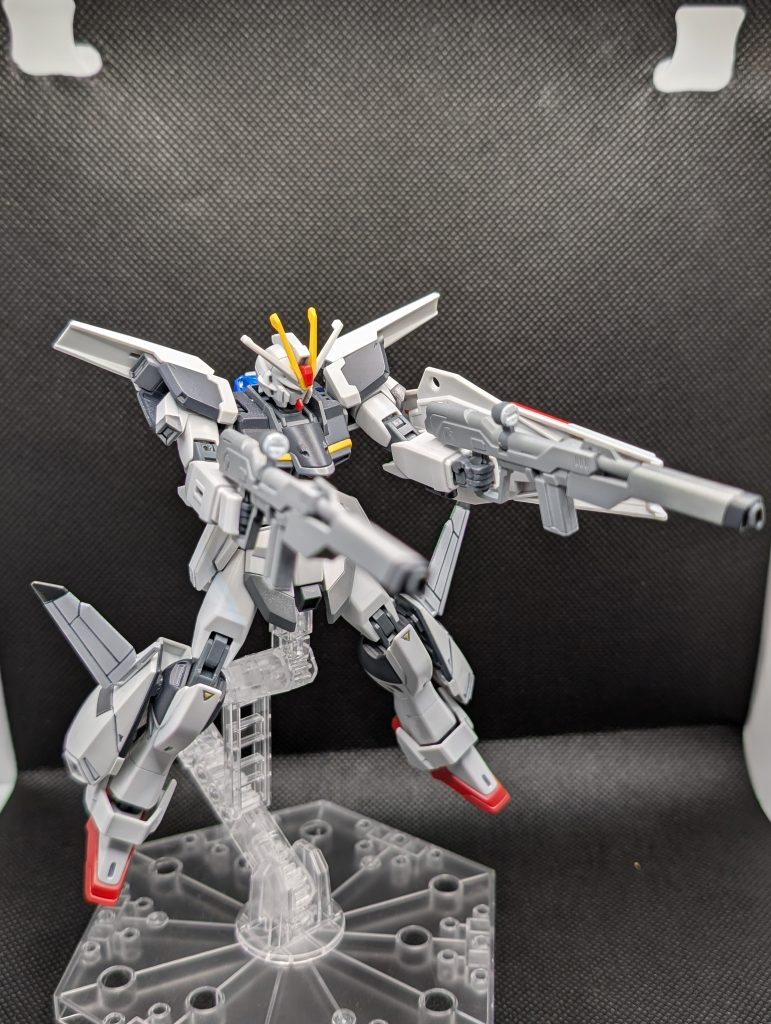 ライフルはインパルスのものを元に強化した感じで銃身とエネルギーパックを追加ライフルと腰のナイフ入れに磁石を仕込んでるので、サイドにそれぞれマウントできる