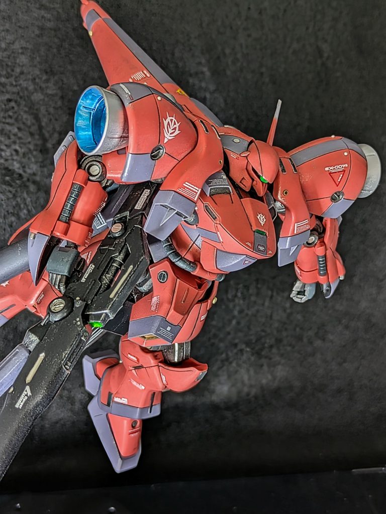 いつもは原作準拠で作るのですが、ツートンカラーのガーベラ・テトラがどうしても作りたかったので挑戦しました!元のデザインのカッコよさを壊さずに、どこにグレーを足せばいいのか考えるのが難しくもあり、楽しい作業でした。ちなみにこのグレーは、水性ホビーカラーのルブリスグレーです。良い色と巡り合えてよかったです。他の塗装は、フレームの焼鉄色と細かいとこを塗って、最後にドライブラシを軽めにかけています。