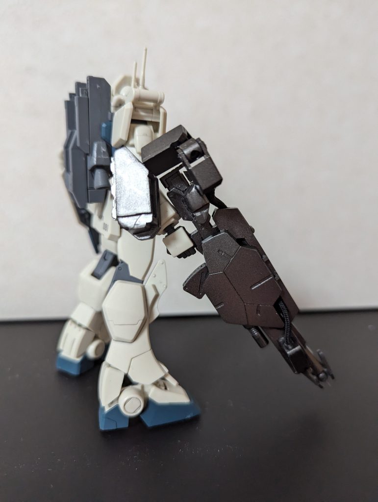 色々くっつけた結果、右手首をいわしそうになったので外部関節を追加して腕の穴に接続して保持力を確保。今度は右肩もやられそうだけど外部関節のさらなる追加は可動域を考えるのが難しすぎた(面倒くさかった)ので断念し、ジョイント部の接着剤厚塗りで保持力を維持。