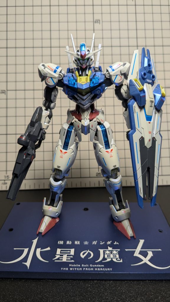 ◆塗装◆ ・装甲パーツ全体C クリスタルカラー サファイアブルー(希釈1:2) ・ツインアイ 下地:G スターブライトシルバー 上塗:G 蛍光グリーン ・フレーム等G メカサフ スーパーヘヴィ ・スジボリ塗装下地:G Exホワイト 上塗:G 蛍光ブルー【スジ彫り追加(6mm)】 ・土台 下地 G サーフェイサー エヴォブラック 上塗 C クリスタルカラー サファイアブルー ※G=ガイアノーツ/C=クレオス