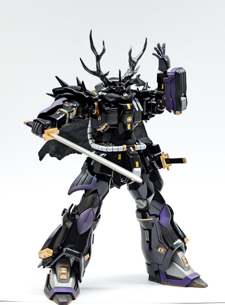 塗装はガイアノーツのexブラックとコンパウンドで黒漆塗りの甲冑を目指しました。アクセントで場所によって半ツヤ、ツヤ消しで分けました。クリアーコートにはゴールドのラメが気持ち入ってます(偶然入ってしまった)関節はタミヤメタリックグレー、あと黒鉄色金色はクレオスの水性ゴールド紫は下地黒にクレオスのアメジストパープル金色のシールはネイル用のゴールドシールをそれっぽく貼ってます。