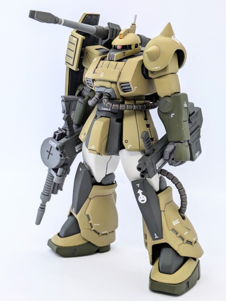 F2の上半身前面を切り落として、ザクキャノンから切り出した胸前面を接着。削り込んでフィットさせる・・・と言葉でいうとシンプルですが、辻褄合わせが地味に面倒。頭もF2のヘルメットにザクキャノンのくちばしを無理やりくっつけてます。