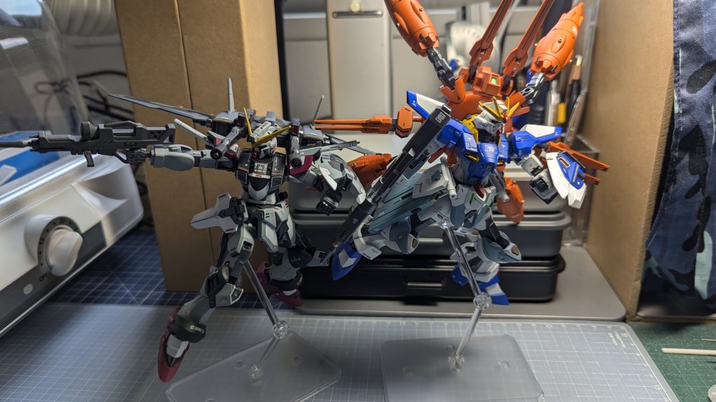 前作とのコンビネーション。今回の作品は表面処理の甘い箇所や塗り分けミスが多く、工作精度が低い状態で完成させました。スクラッチやカラーリングは上手くできたので、次回は工作精度を高めながら作品のクオリティを追求します。