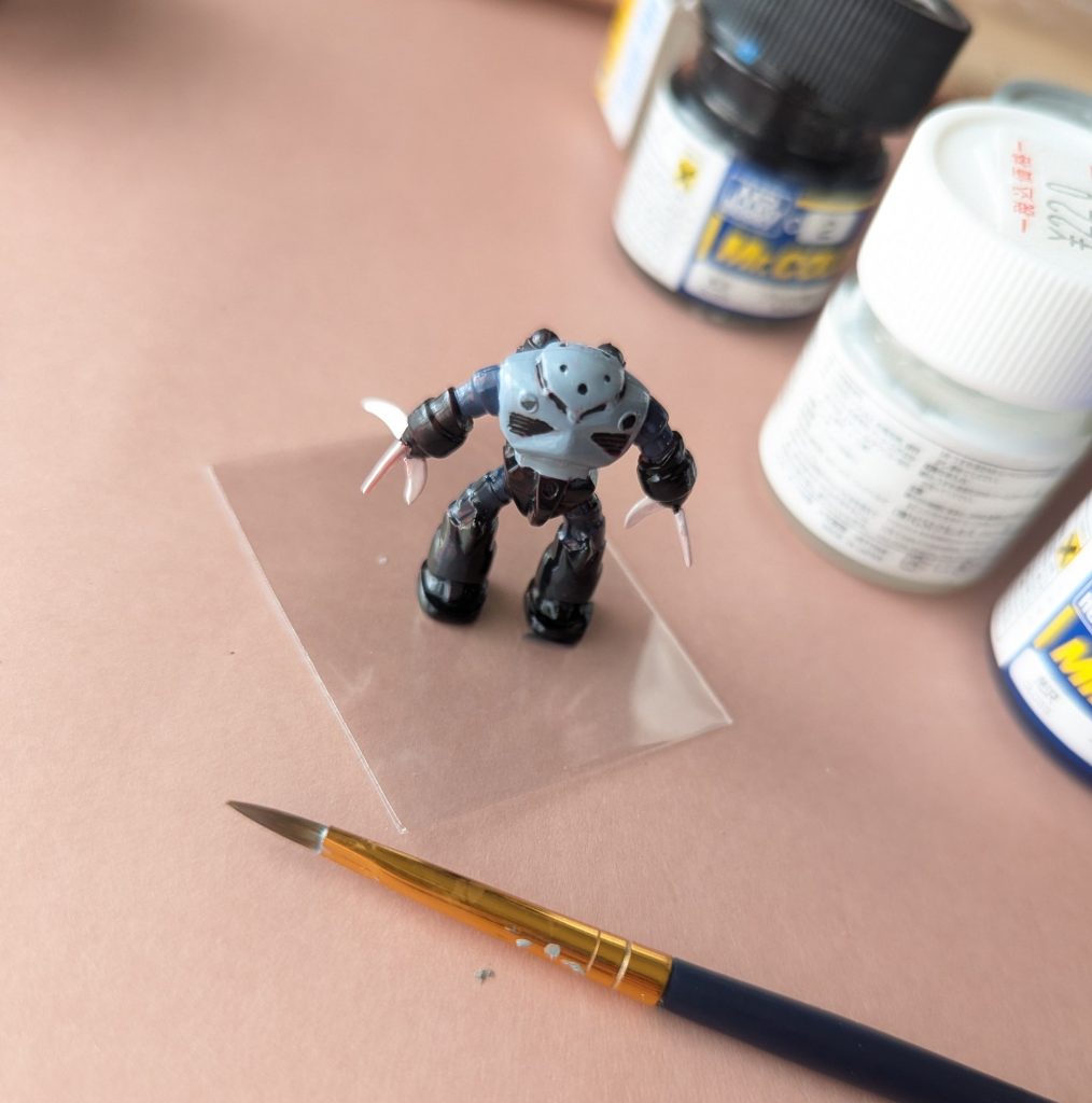 筆でテテテテテっと塗装します。何種類も何本も使うのが面倒だったのでダイソーで買った絵の具筆1本で塗装します(笑)塗装が乾いてから半つやコーティング吹いています。