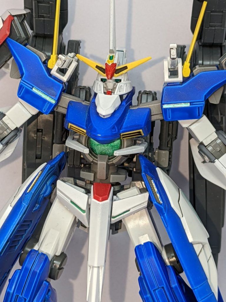 基本は色変えな機体ですがそこそこなミキシングを行っています。足の根元にはスローネツヴァイのGNファングをつけました。GNドライブも本家である緑色にしました。ビームサーベルも前後反対につけてありバックパックに干渉しないようになっております。