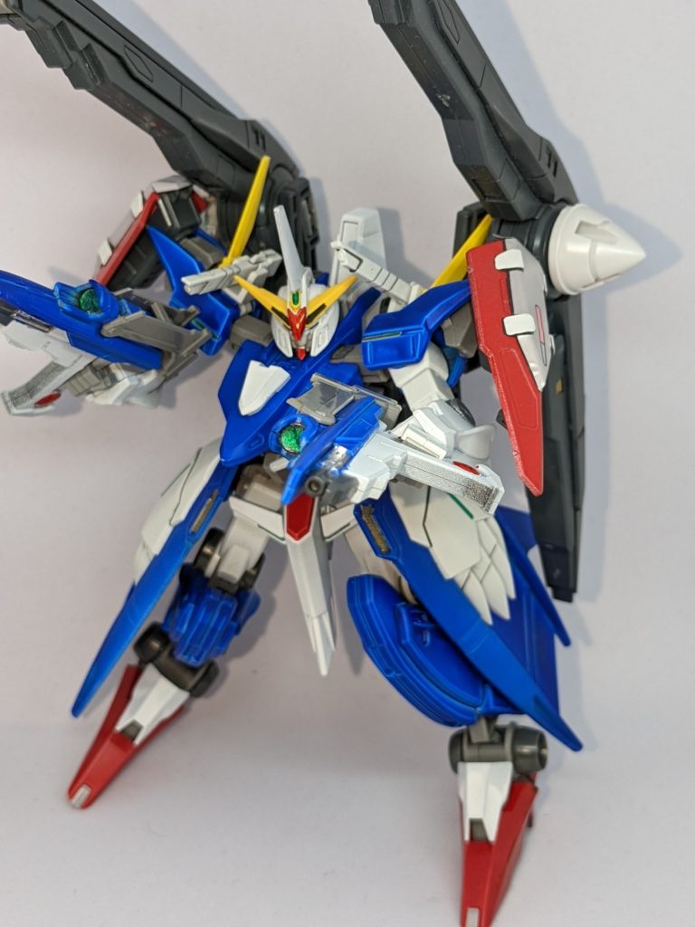 武器もスローネのライフルを二丁に変えており下のパーツは切り取りました。色分けしてありストフリのライフルをイメージしています。また両肩にGNシールドを装着しています。あとわかり辛いですが足首と膝関節はオプションパーツをつけて盛ってあります。