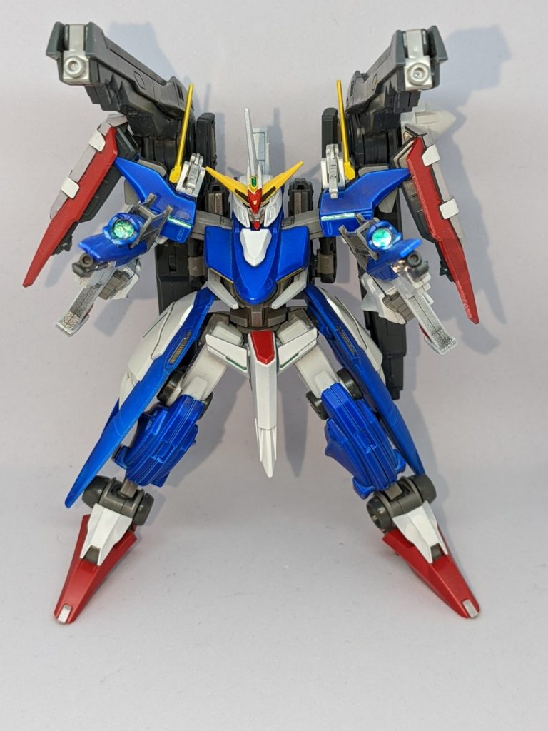 フルバーストモードです。本機の一番の特徴であるダブルGNランチャーと二丁ライフルによる一斉攻撃です。見辛いですがGNランチャーの可動部にはGNドライブのコーンがついています。つまりこの機体はドライブ３基装備の機体です。