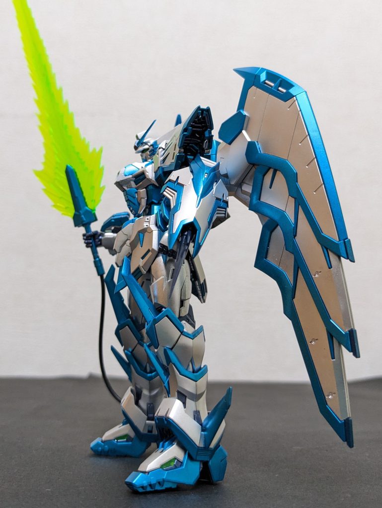 左側面制作当初は、「Morfonicaの衣装風」というだけで、メンバーの誰ってことまでは特に意識してなかったけど、シールドの形状が担当楽器っぽいので、バイオリンの八潮瑠唯様専用機ってことにしておこう!!😆あと、完成してからですが、スパロボのヴァイスリッターとか、キグナス氷河の小宇宙も結構な割合で入ってるかな、と😁