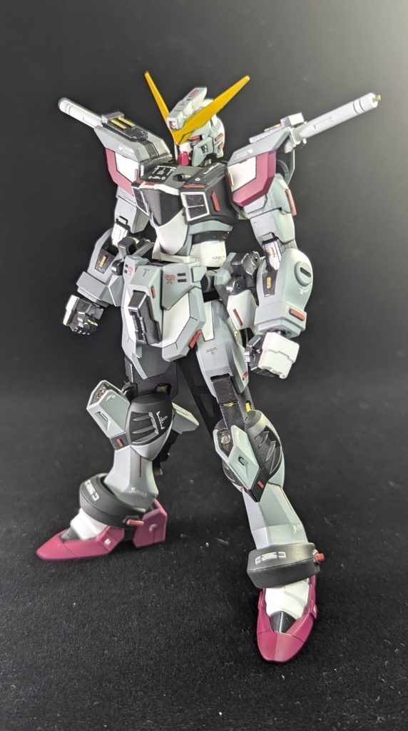 まずは素体から。基本は旧HGジャスティスをベースに、ザフト系MSから部分的に流用しています。少し見えにくいのですが、腰部にはドレッドノートのプリスティスビームリーマーを装備し、簡易ドラグーンを搭載しています。肩部は後継となるセイバーと同じように、ビームサーベルを格納しています。あと、お気づきかもしれませんが、ジャスティスの代名詞であるトサカがありません。
