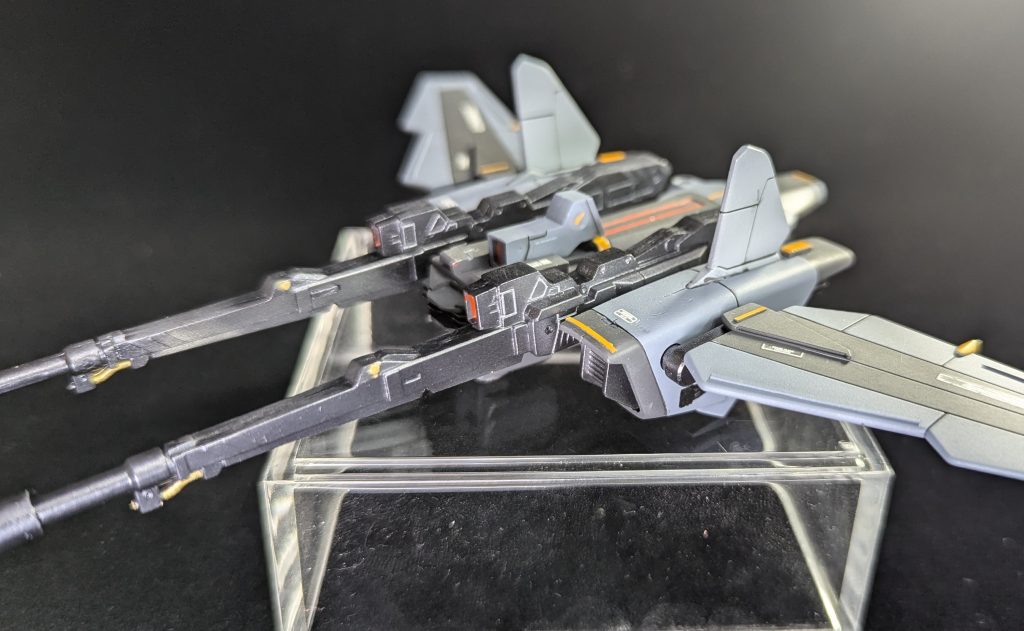 色々とアラが目立つバックパック。形状こそ見慣れた感じですが、形にするにはかなり時間を要しました。メタリック塗装はトップコートせずそのまま仕上げてます。ジャスティスの砲門は顔の横から出す関係上、MGなどのキットでもバランスに苦戦して元デザインからアレンジされているケースが多いです。私も今回の制作にあたり、顔の横から砲門を出すバランスは何度も何度も確認しました。