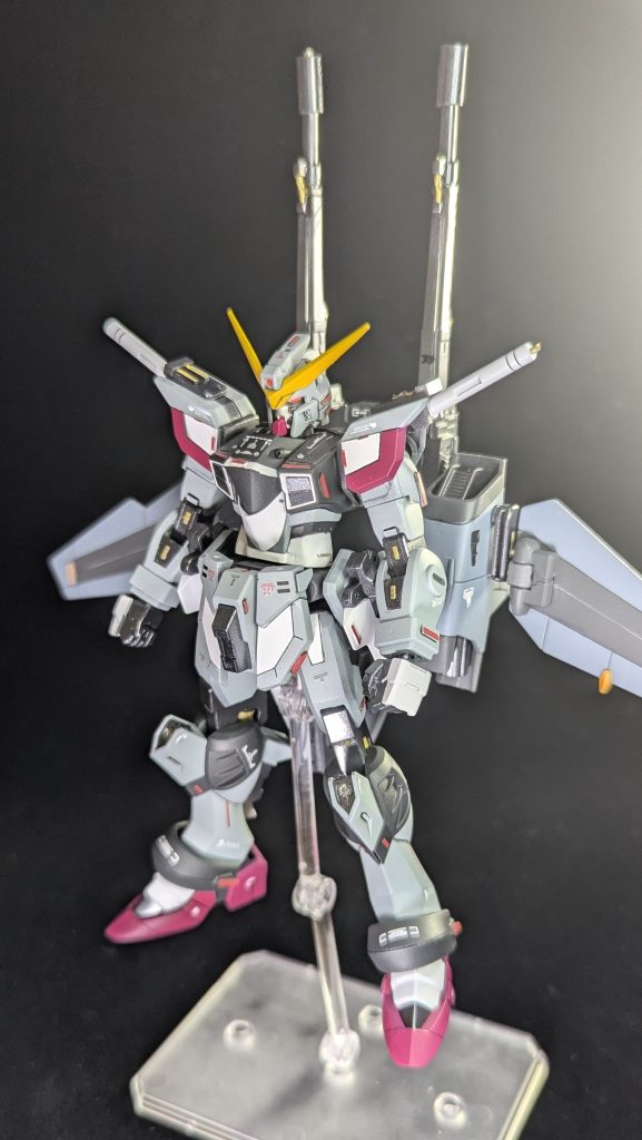 バックパックはファトゥムをベースに、センター部分をスクラッチ。いわゆる「ドダイ」的な機能はオミットし、エールストライカーのイメージを優先しました。2つの砲門は旧HGのウイングゼロカスタムのバスターライフルです。幼少期に購入したジャンクパーツですが、表面処理がとても大変でした。ミキシングといっても、古いキットは流用しないほうがタイパが良いと思います（工作精度の要求値が高くなり、モチベが大幅に低下した原因になりました・・トホホ）。